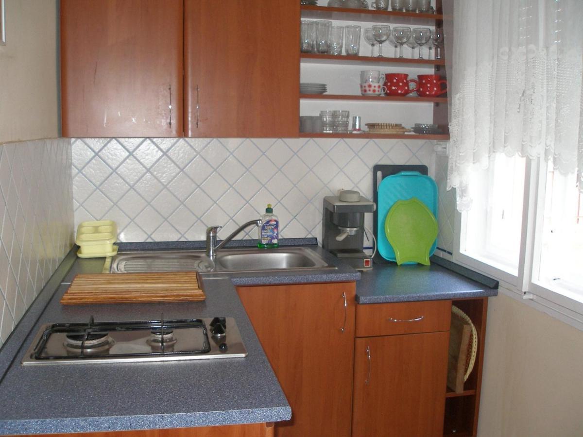 Holiday home in Balatonkeresztur 19455 Szoba fotó